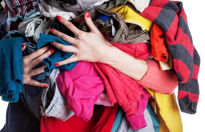Люди покупают огромное количество ненужной одежды