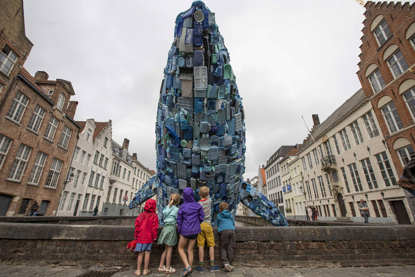 «Пластиковый» кит вынырнул из канала города Брюгге 